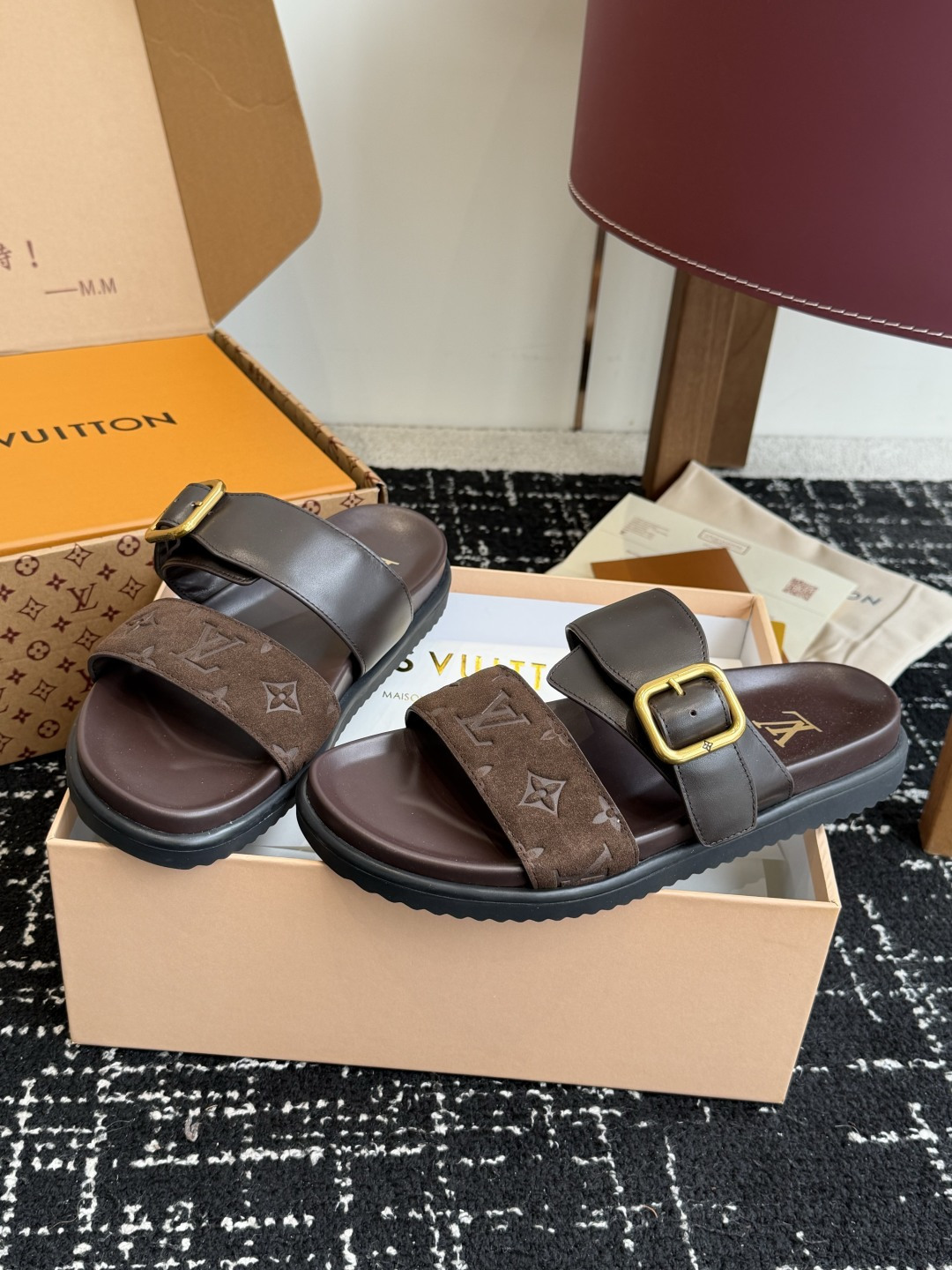 东莞代购级Loui* Vuitto* LV路易威登二带皮带扣男拖奢品拖鞋，路易威登新款火爆上市，凹凸花型