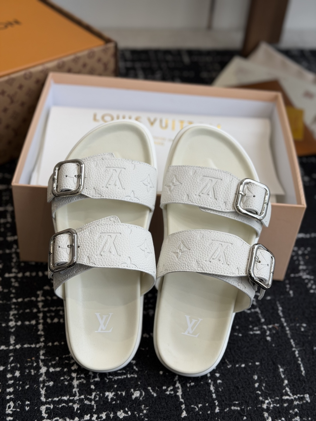 东莞代购级Loui* Vuitto* LV路易威登二带皮带扣男拖奢品拖鞋，路易威登新款火爆上市，凹凸花型