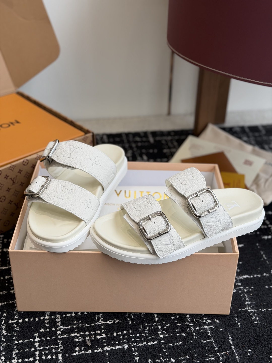 东莞代购级Loui* Vuitto* LV路易威登二带皮带扣男拖奢品拖鞋，路易威登新款火爆上市，凹凸花型