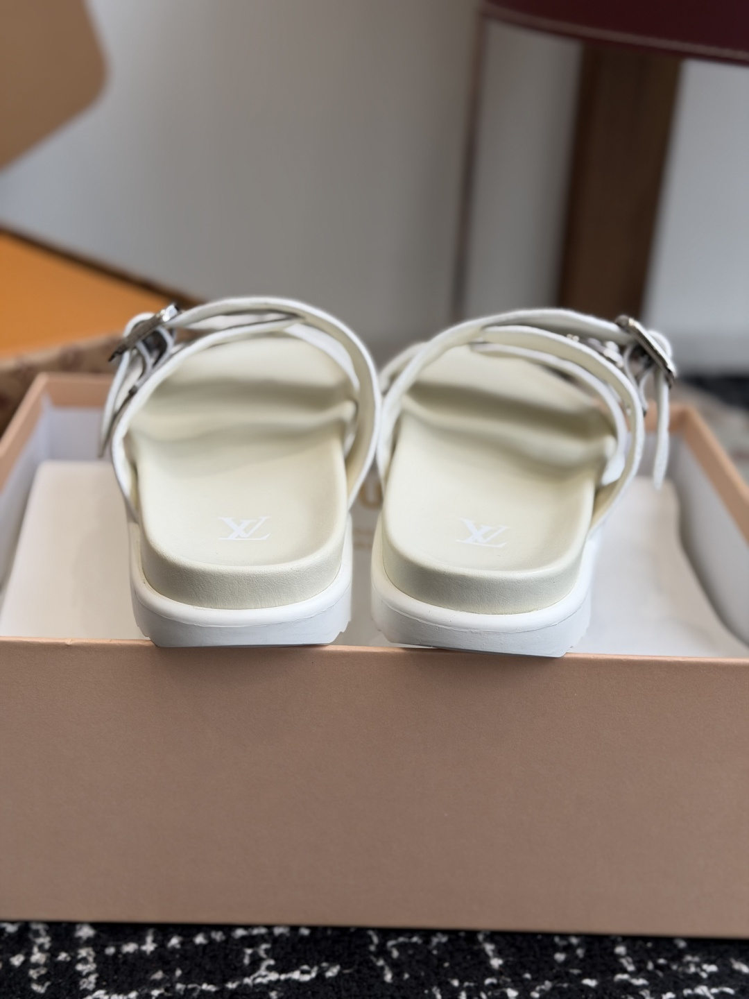 东莞代购级Loui* Vuitto* LV路易威登二带皮带扣男拖奢品拖鞋，路易威登新款火爆上市，凹凸花型