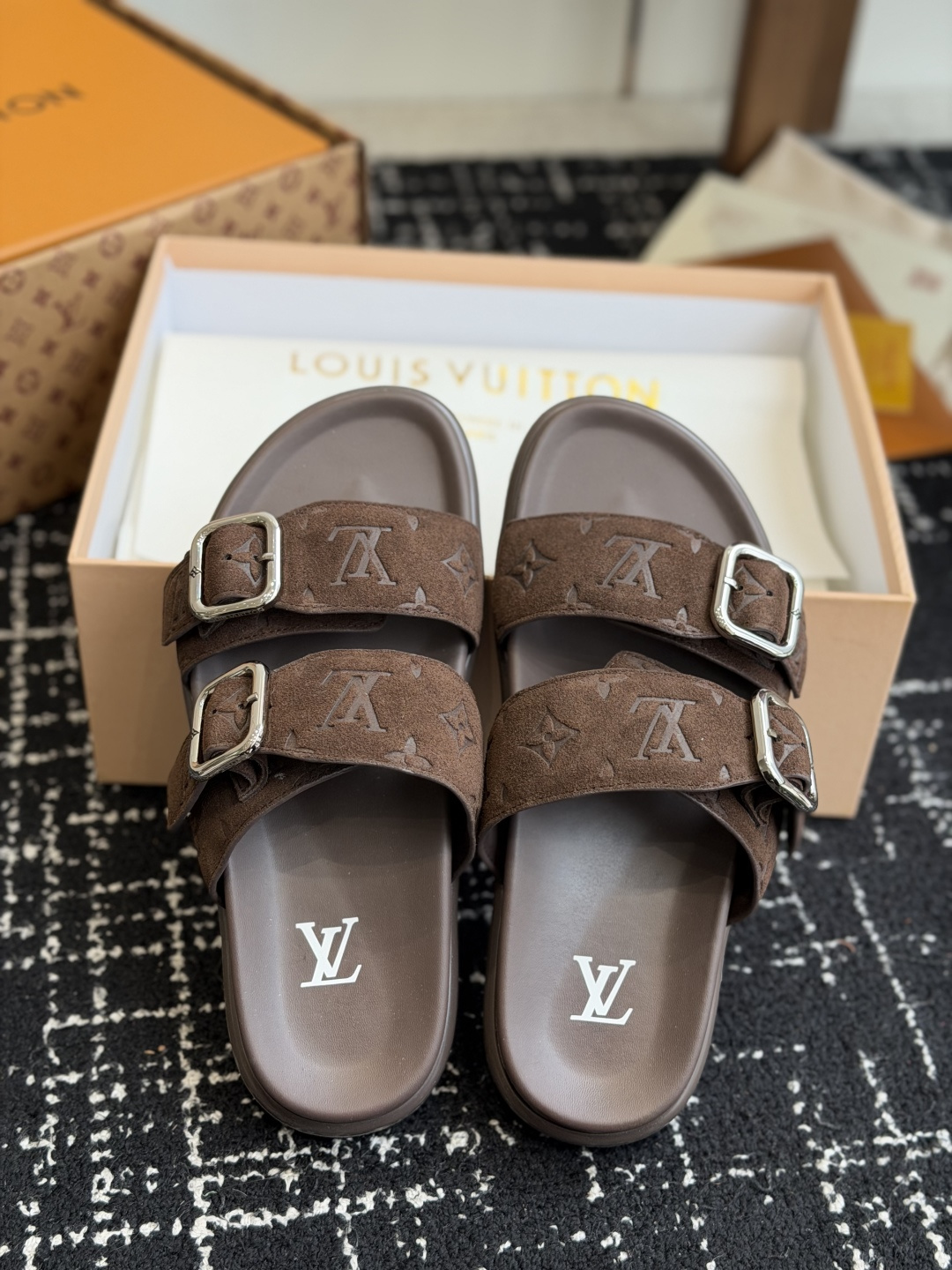 东莞代购级Loui* Vuitto* LV路易威登二带皮带扣男拖奢品拖鞋，路易威登新款火爆上市，凹凸花型