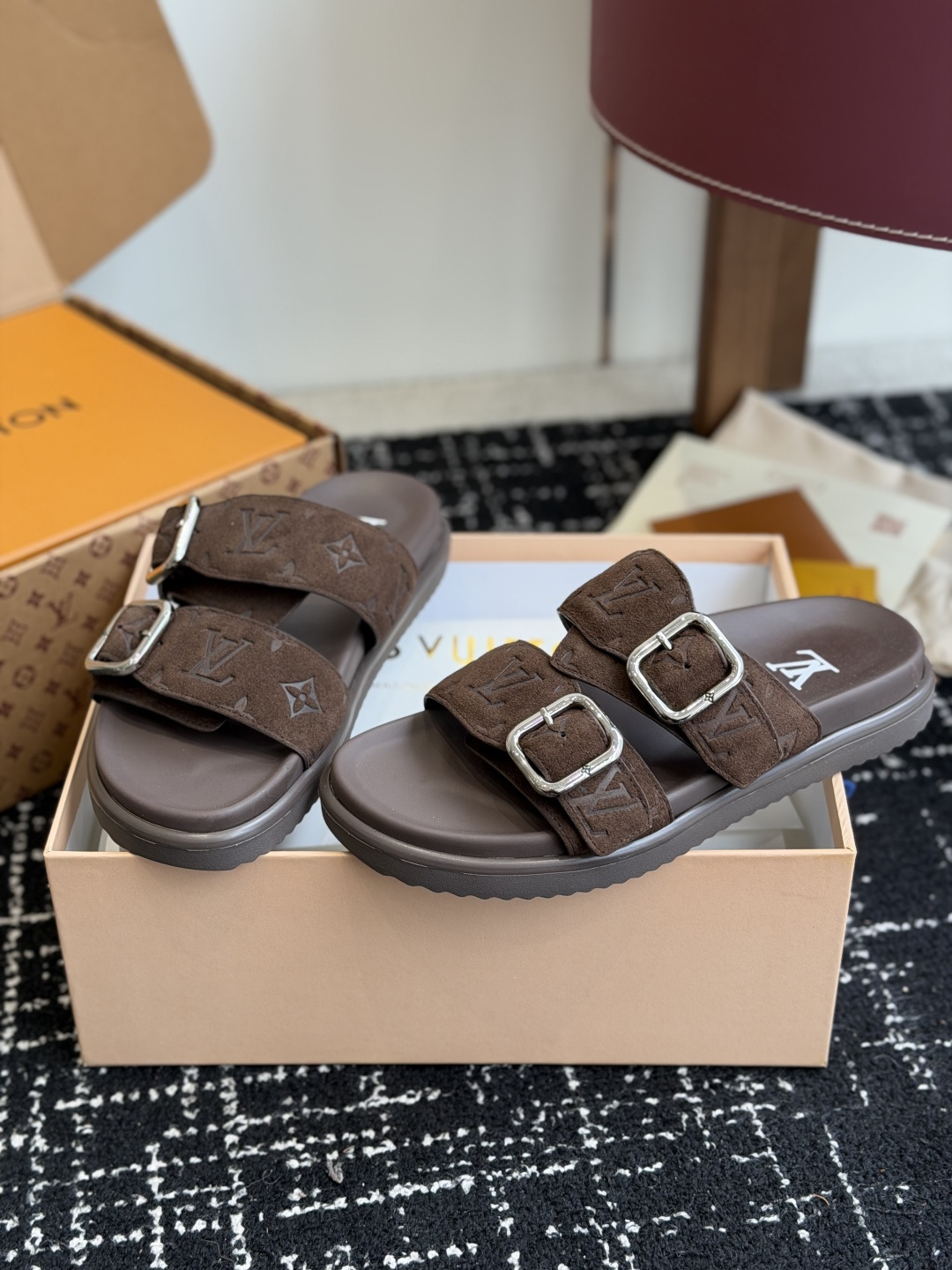 东莞代购级Loui* Vuitto* LV路易威登二带皮带扣男拖奢品拖鞋，路易威登新款火爆上市，凹凸花型