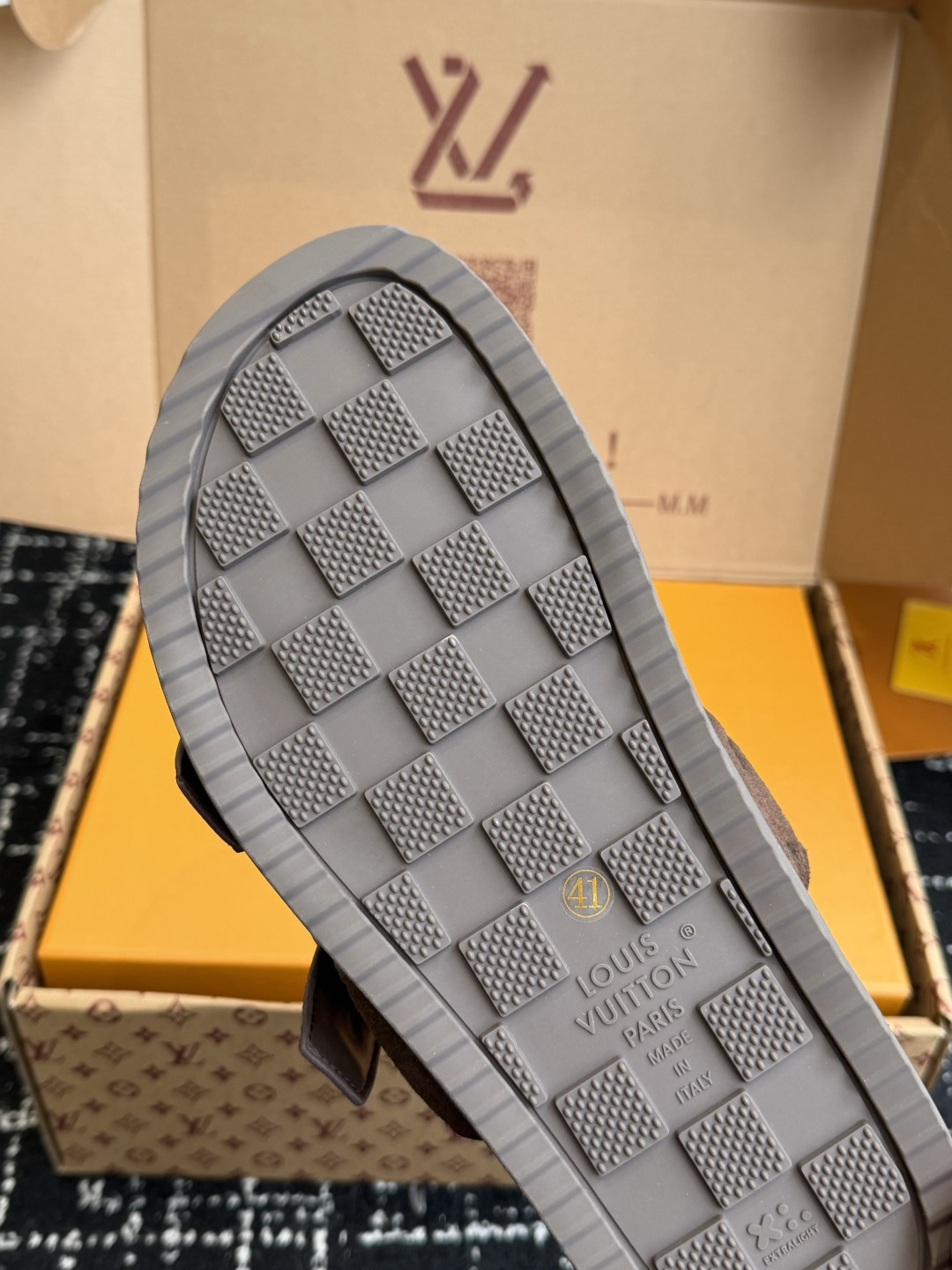 东莞代购级Loui* Vuitto* LV路易威登二带皮带扣男拖奢品拖鞋，路易威登新款火爆上市，凹凸花型