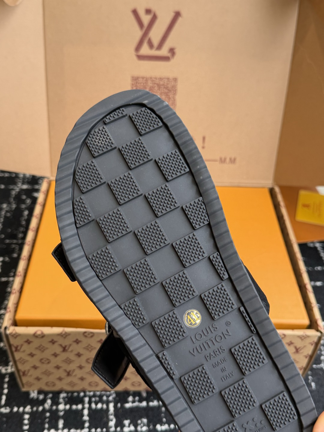 东莞代购级Loui* Vuitto* LV路易威登二带皮带扣男拖奢品拖鞋，路易威登新款火爆上市，凹凸花型