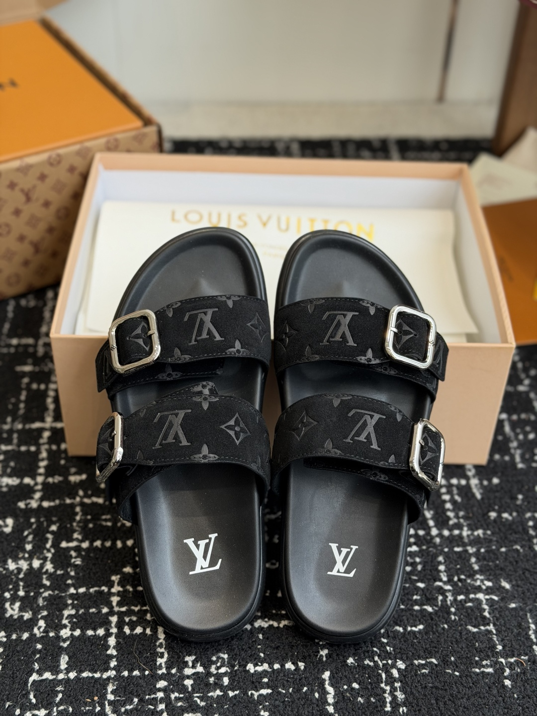东莞代购级Loui* Vuitto* LV路易威登二带皮带扣男拖奢品拖鞋，路易威登新款火爆上市，凹凸花型