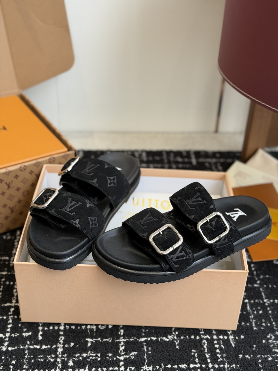 东莞代购级Loui* Vuitto* LV路易威登二带皮带扣男拖奢品拖鞋，路易威登新款火爆上市，凹凸花型