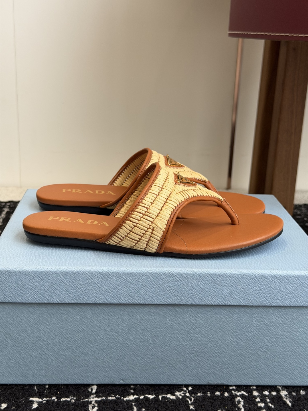代购级Prada 26ss 新款春夏 普拉达编制夹脚拖鞋 现代风格的线条和原始的建筑体量定义了这些具有复