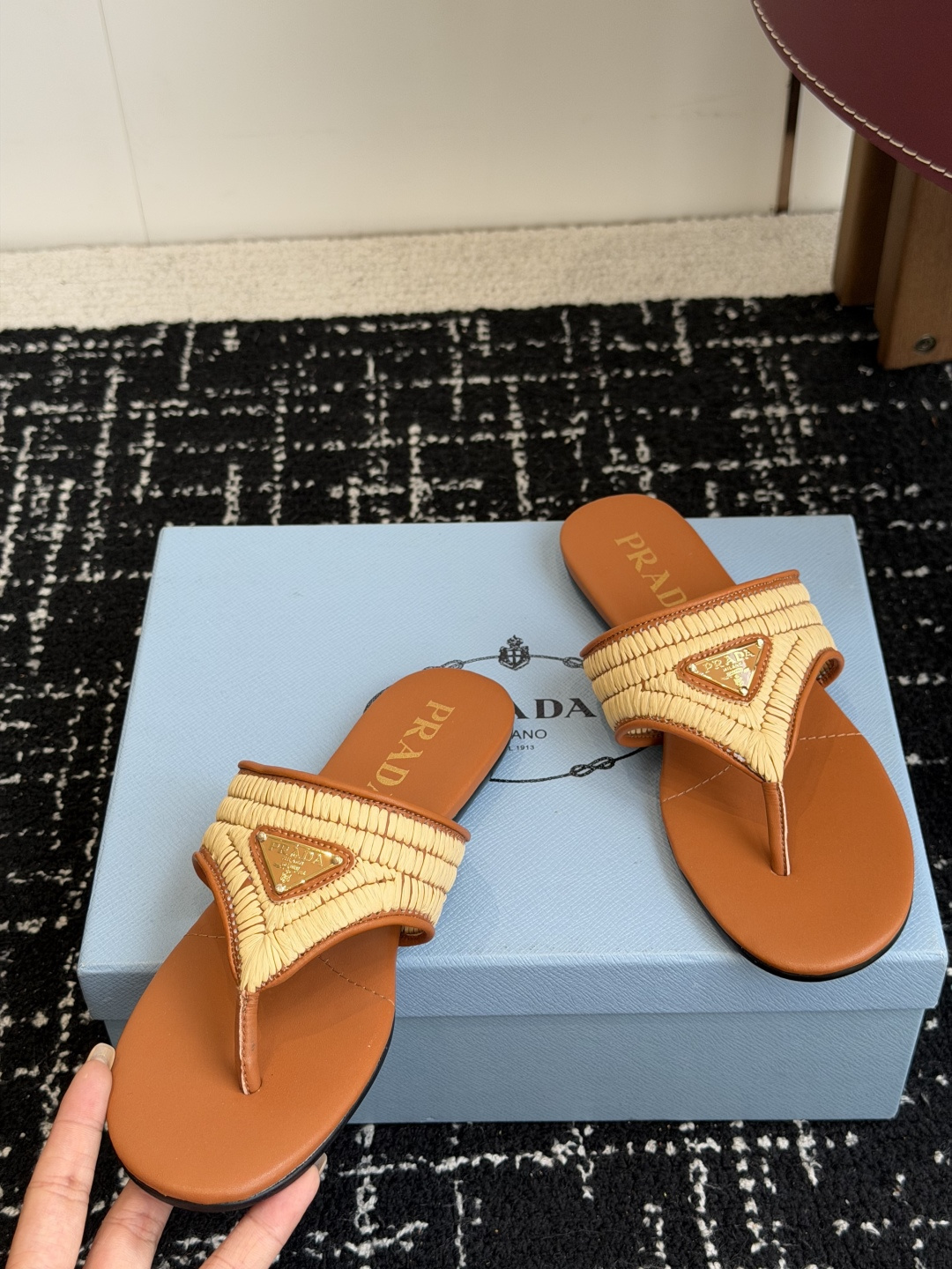 代购级Prada 26ss 新款春夏 普拉达编制夹脚拖鞋 现代风格的线条和原始的建筑体量定义了这些具有复