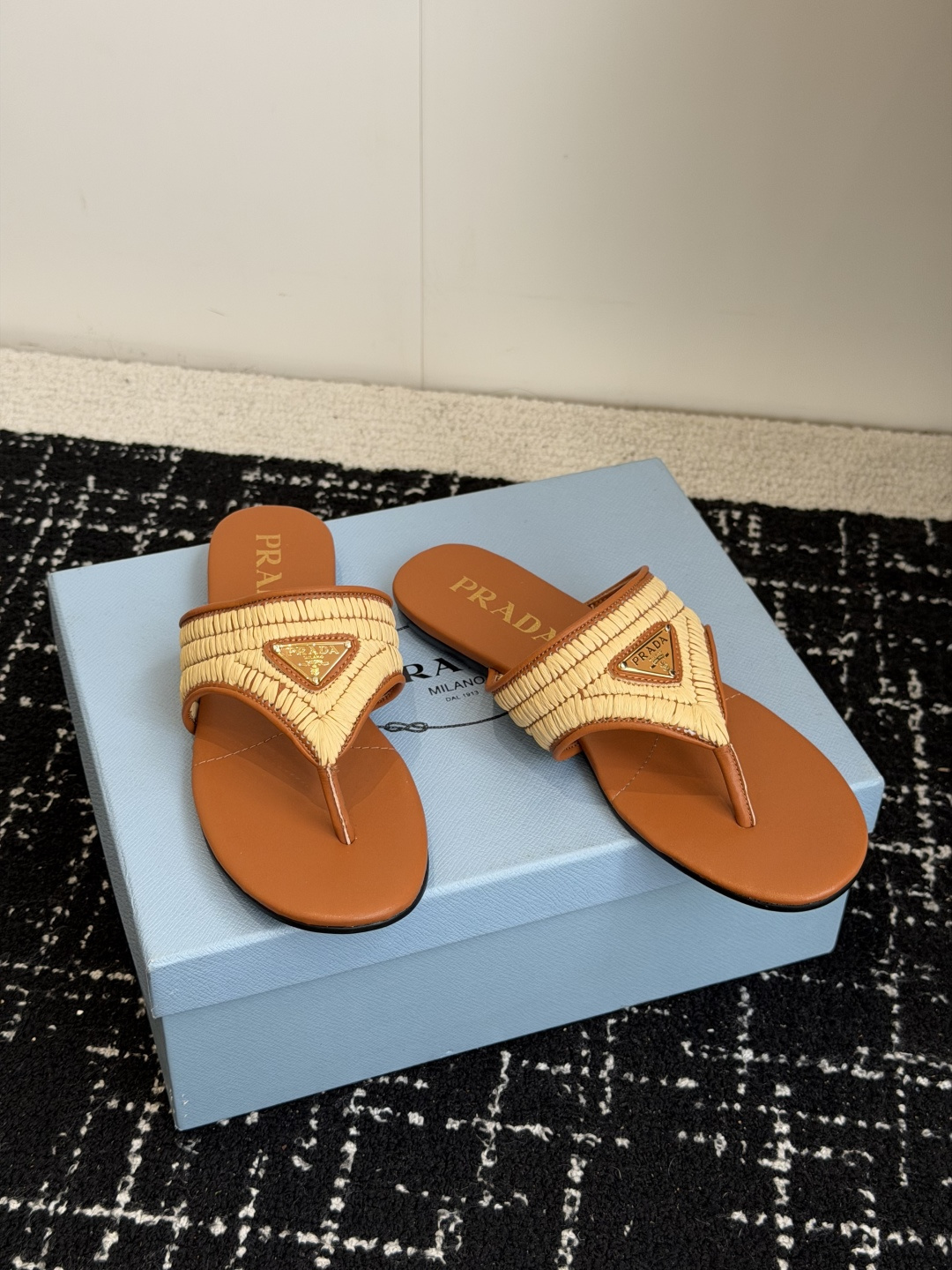 代购级Prada 26ss 新款春夏 普拉达编制夹脚拖鞋 现代风格的线条和原始的建筑体量定义了这些具有复