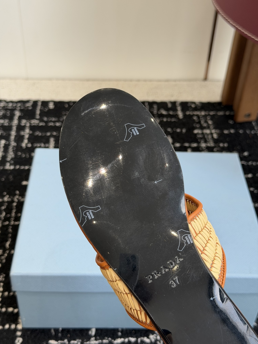 代购级Prada 26ss 新款春夏 普拉达编制夹脚拖鞋 现代风格的线条和原始的建筑体量定义了这些具有复