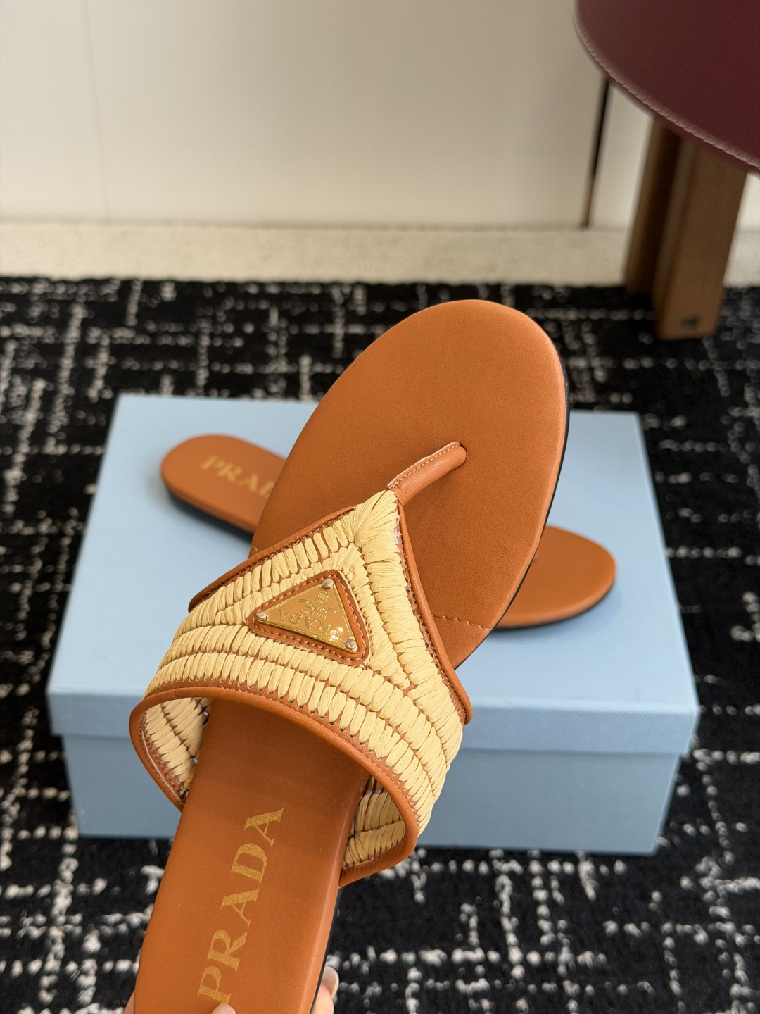代购级Prada 26ss 新款春夏 普拉达编制夹脚拖鞋 现代风格的线条和原始的建筑体量定义了这些具有复