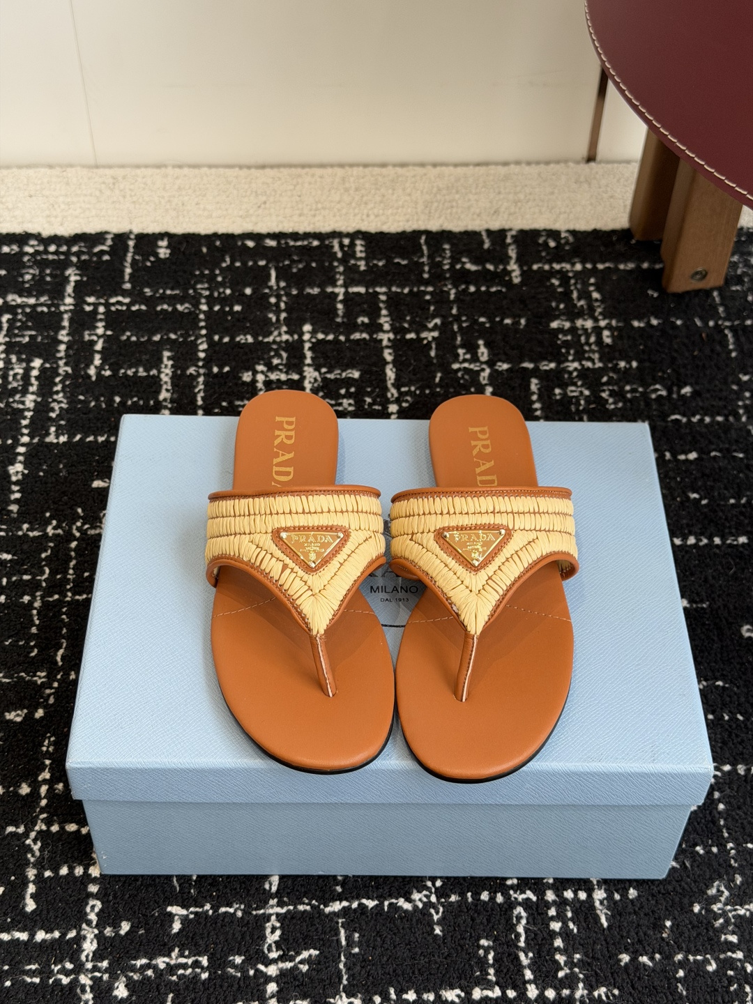 代购级Prada 26ss 新款春夏 普拉达编制夹脚拖鞋 现代风格的线条和原始的建筑体量定义了这些具有复
