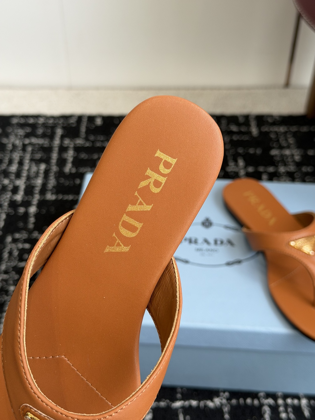 代购级Prada 26ss 新款春夏 普拉达夹脚拖鞋 现代风格的线条和原始的建筑体量定义了这些具有复杂魅