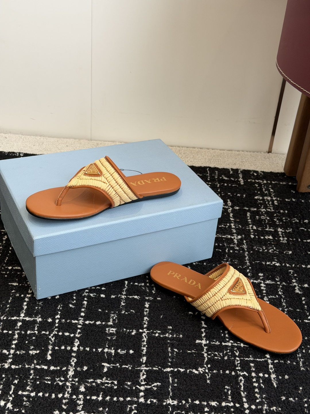 代购级Prada 26ss 新款春夏 普拉达编制夹脚拖鞋 现代风格的线条和原始的建筑体量定义了这些具有复