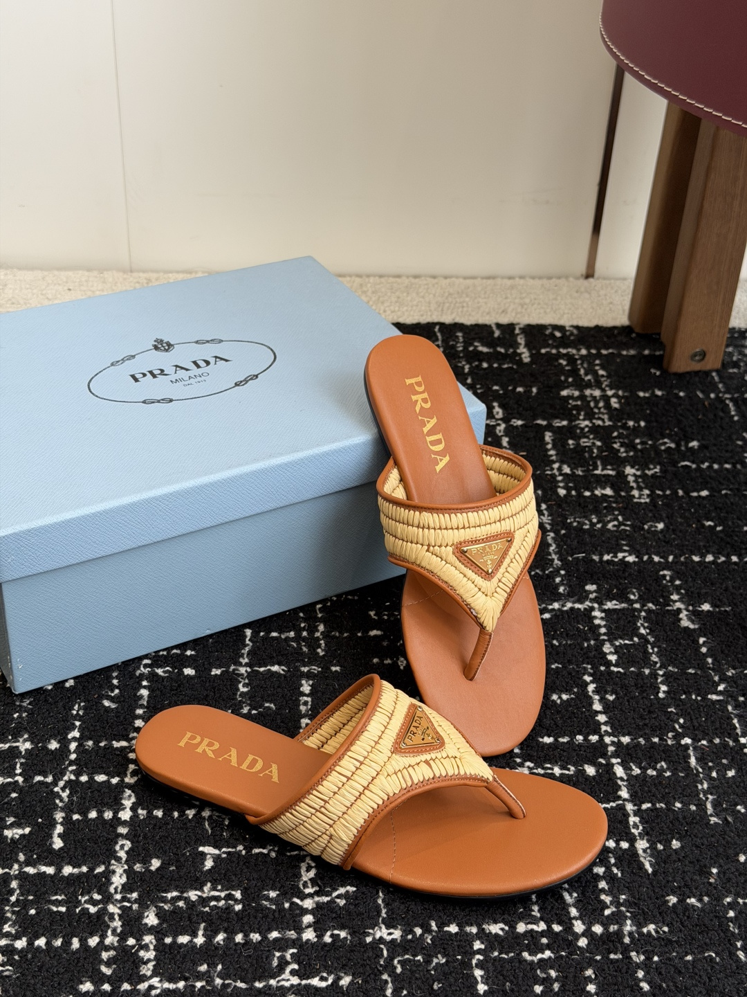 代购级Prada 26ss 新款春夏 普拉达编制夹脚拖鞋 现代风格的线条和原始的建筑体量定义了这些具有复