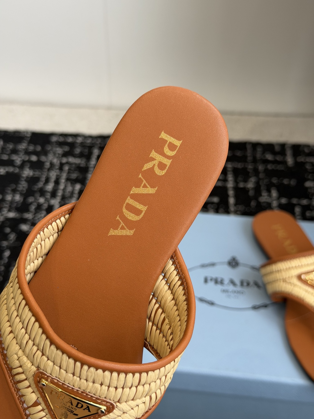 代购级Prada 26ss 新款春夏 普拉达编制夹脚拖鞋 现代风格的线条和原始的建筑体量定义了这些具有复