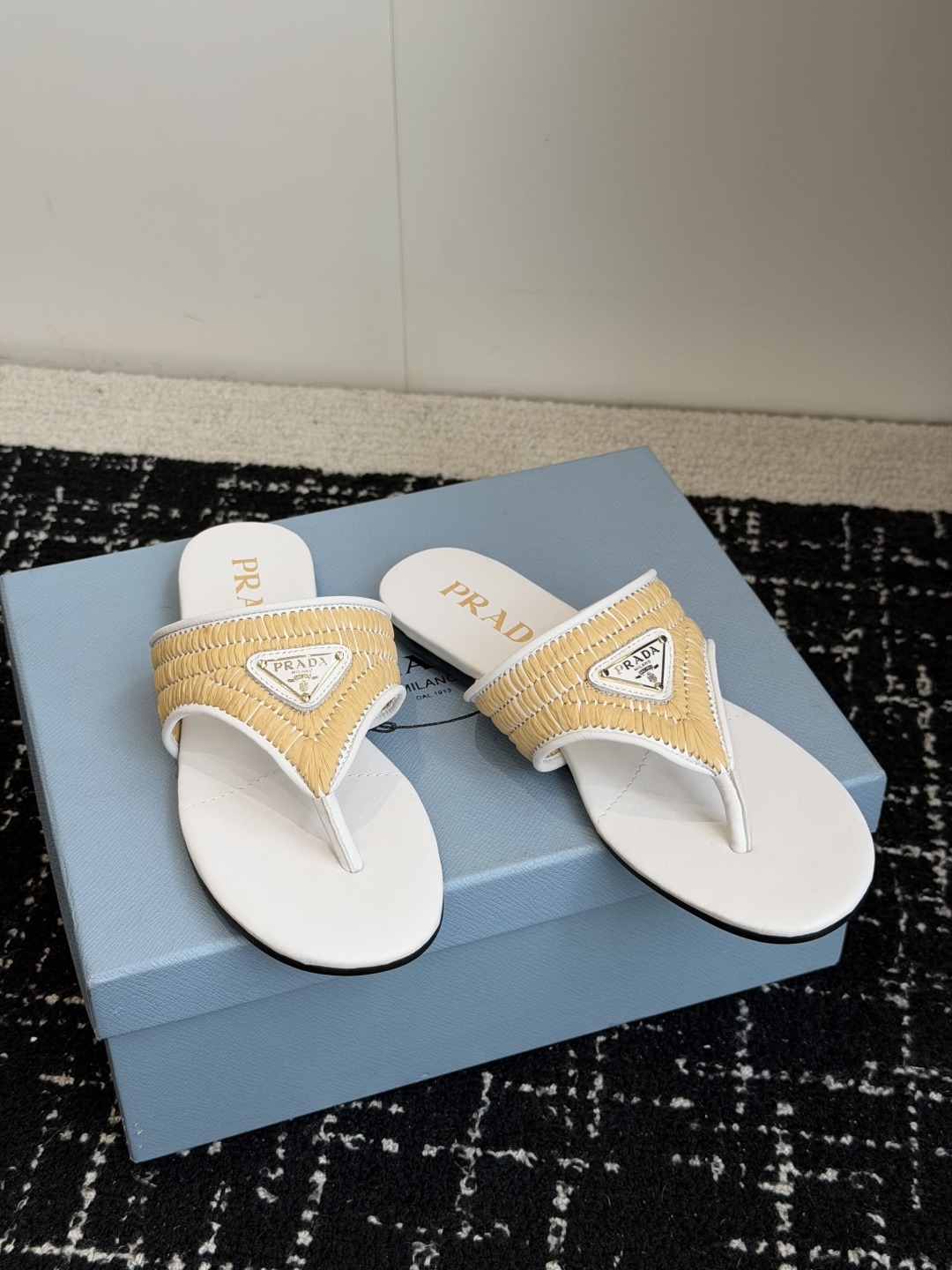 代购级Prada 26ss 新款春夏 普拉达编制夹脚拖鞋 现代风格的线条和原始的建筑体量定义了这些具有复