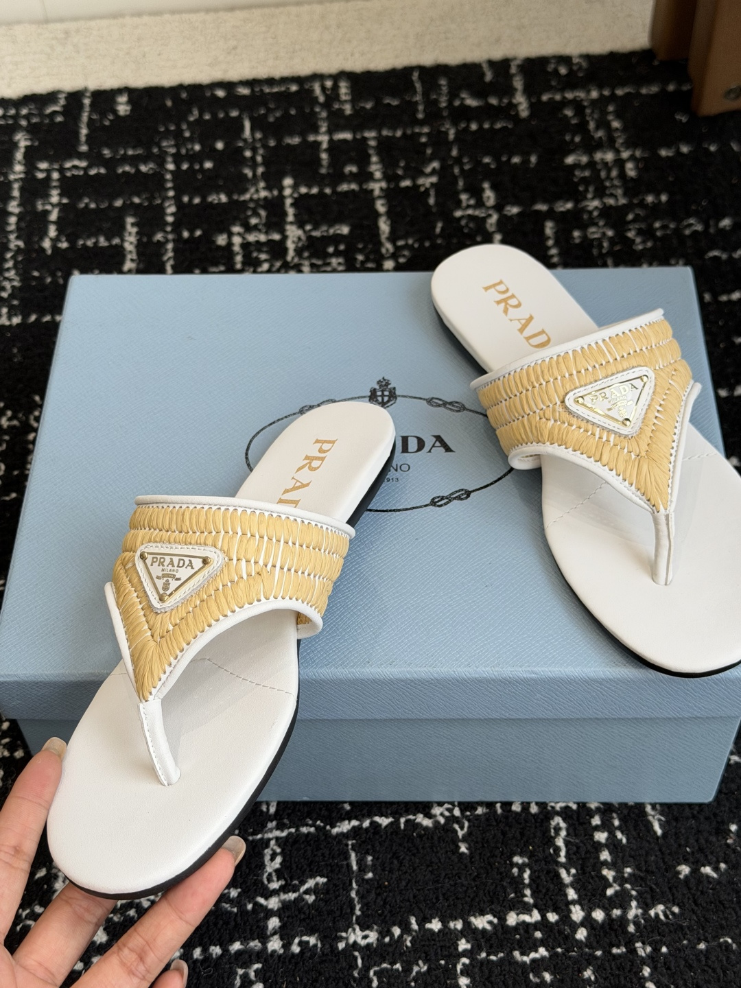 代购级Prada 26ss 新款春夏 普拉达编制夹脚拖鞋 现代风格的线条和原始的建筑体量定义了这些具有复