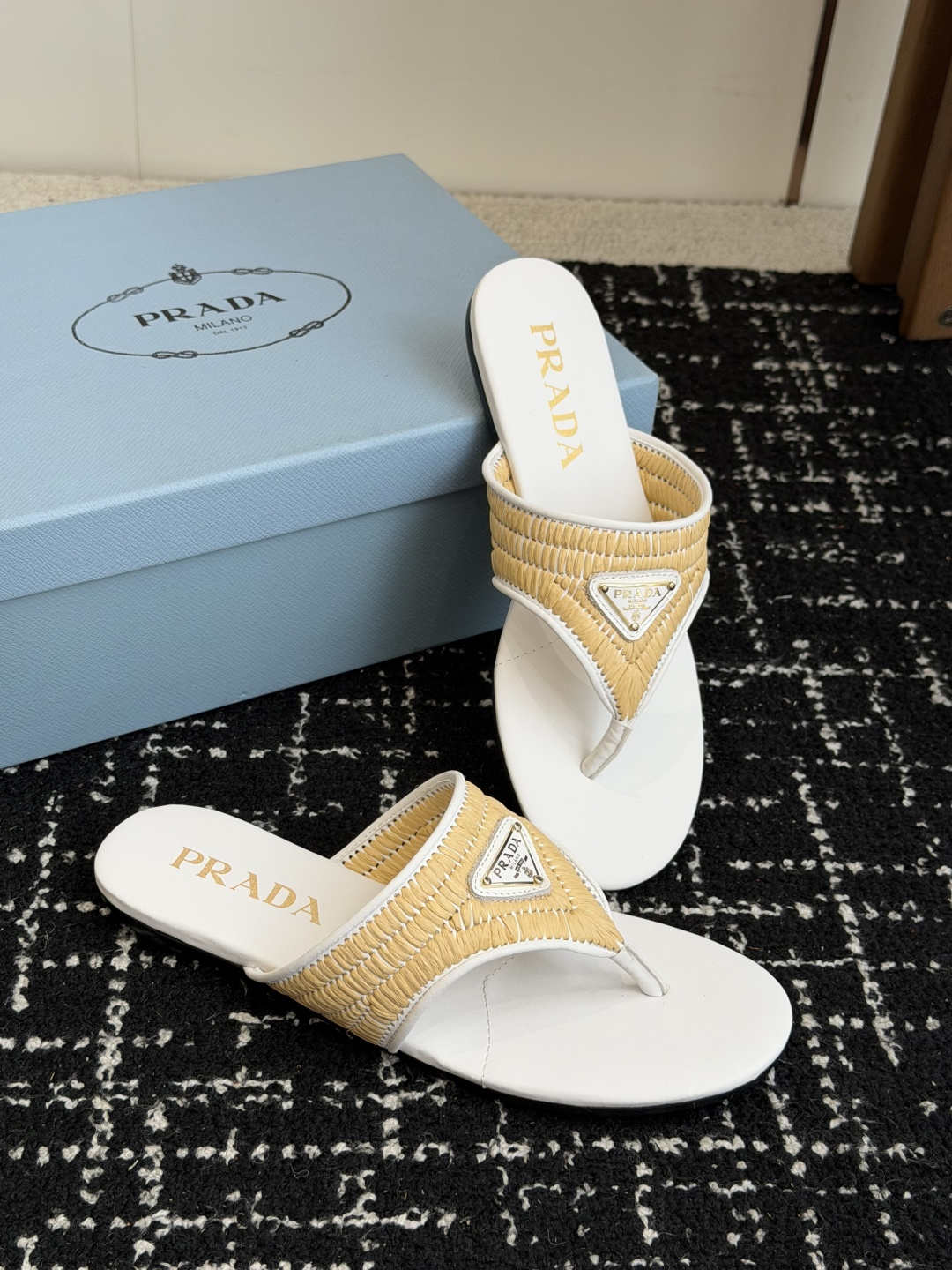 代购级Prada 26ss 新款春夏 普拉达编制夹脚拖鞋 现代风格的线条和原始的建筑体量定义了这些具有复