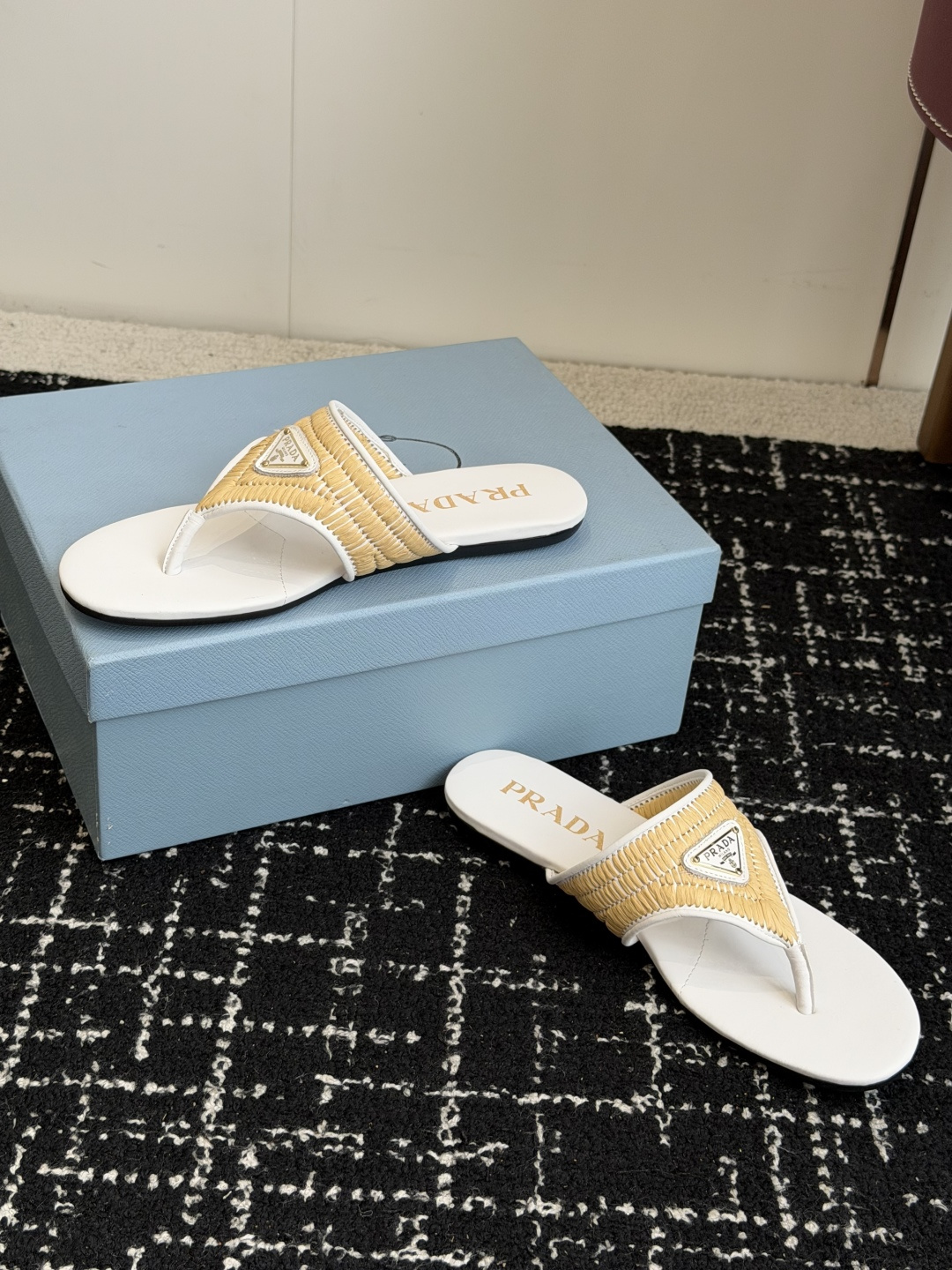 代购级Prada 26ss 新款春夏 普拉达编制夹脚拖鞋 现代风格的线条和原始的建筑体量定义了这些具有复