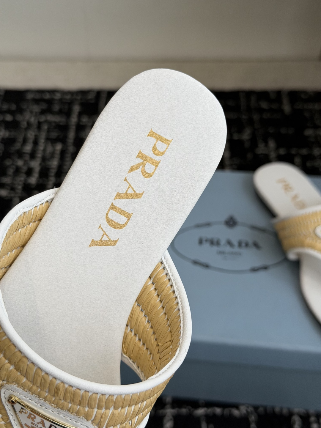 代购级Prada 26ss 新款春夏 普拉达编制夹脚拖鞋 现代风格的线条和原始的建筑体量定义了这些具有复