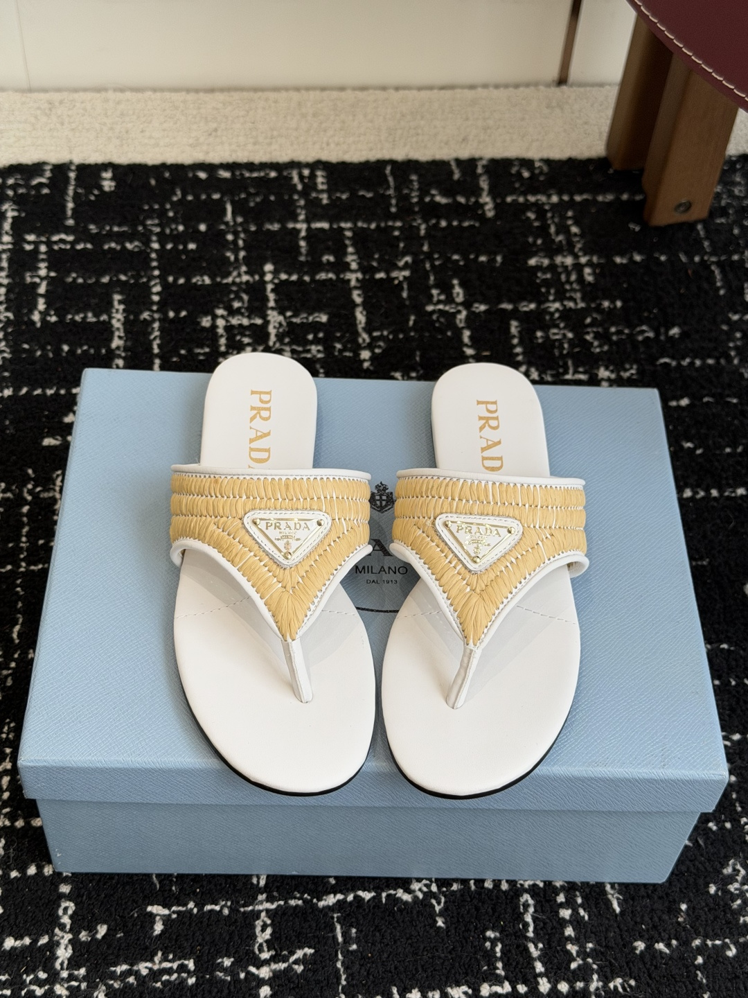 代购级Prada 26ss 新款春夏 普拉达编制夹脚拖鞋 现代风格的线条和原始的建筑体量定义了这些具有复