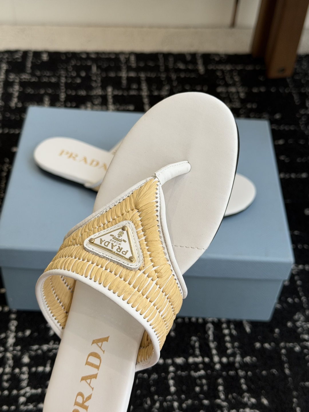 代购级Prada 26ss 新款春夏 普拉达编制夹脚拖鞋 现代风格的线条和原始的建筑体量定义了这些具有复