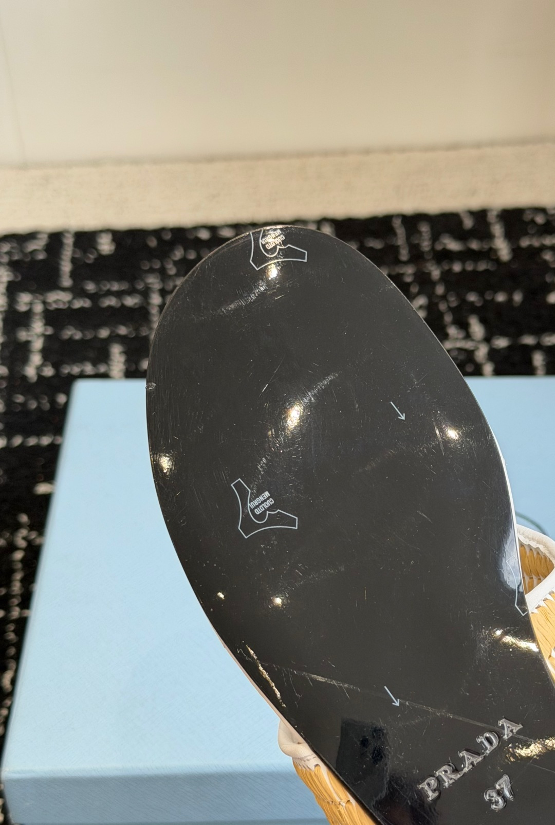代购级Prada 26ss 新款春夏 普拉达编制夹脚拖鞋 现代风格的线条和原始的建筑体量定义了这些具有复