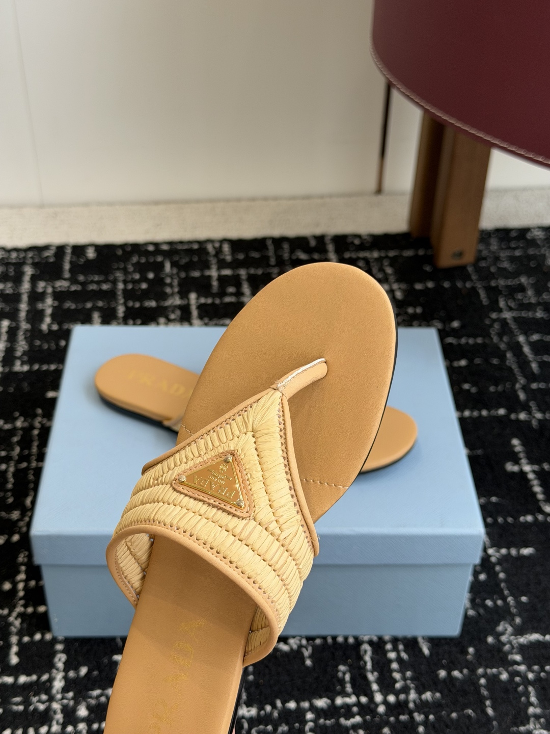 代购级Prada 26ss 新款春夏 普拉达编制夹脚拖鞋 现代风格的线条和原始的建筑体量定义了这些具有复