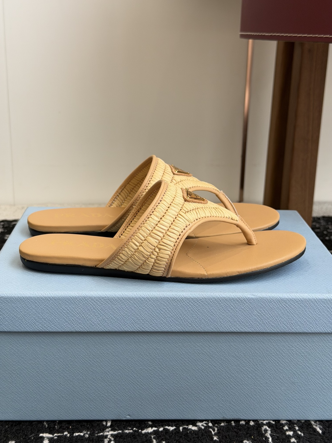 代购级Prada 26ss 新款春夏 普拉达编制夹脚拖鞋 现代风格的线条和原始的建筑体量定义了这些具有复