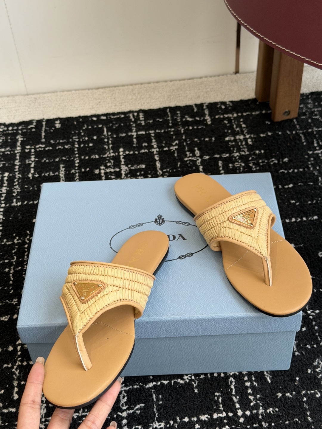 代购级Prada 26ss 新款春夏 普拉达编制夹脚拖鞋 现代风格的线条和原始的建筑体量定义了这些具有复