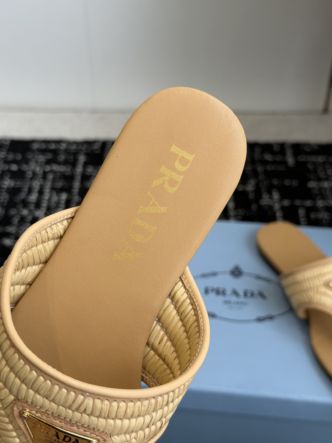 代购级Prada 26ss 新款春夏 普拉达编制夹脚拖鞋 现代风格的线条和原始的建筑体量定义了这些具有复