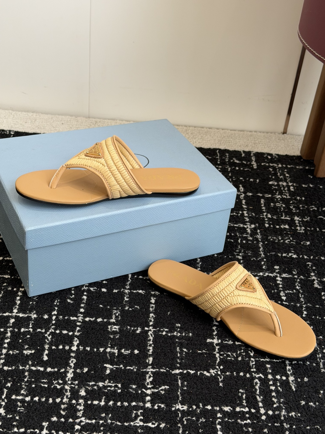 代购级Prada 26ss 新款春夏 普拉达编制夹脚拖鞋 现代风格的线条和原始的建筑体量定义了这些具有复