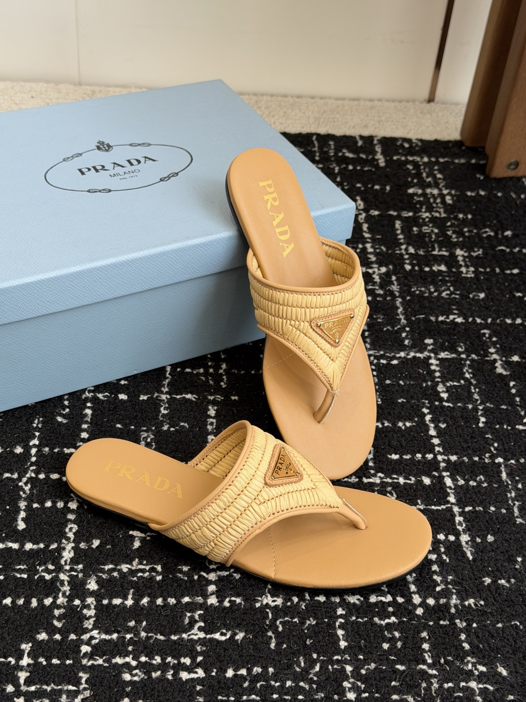 代购级Prada 26ss 新款春夏 普拉达编制夹脚拖鞋 现代风格的线条和原始的建筑体量定义了这些具有复