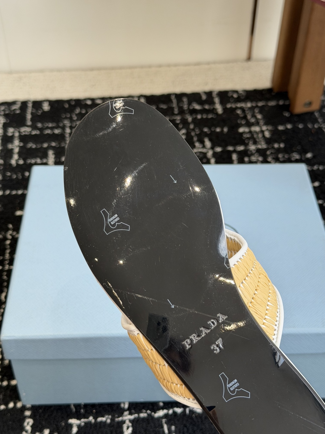 代购级Prada 26ss 新款春夏 普拉达编制夹脚拖鞋 现代风格的线条和原始的建筑体量定义了这些具有复