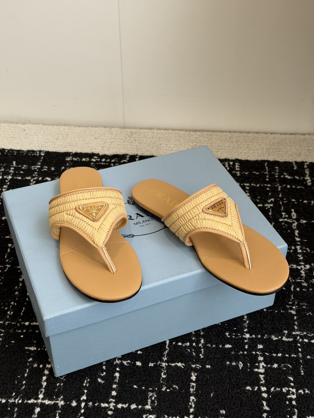 代购级Prada 26ss 新款春夏 普拉达编制夹脚拖鞋 现代风格的线条和原始的建筑体量定义了这些具有复