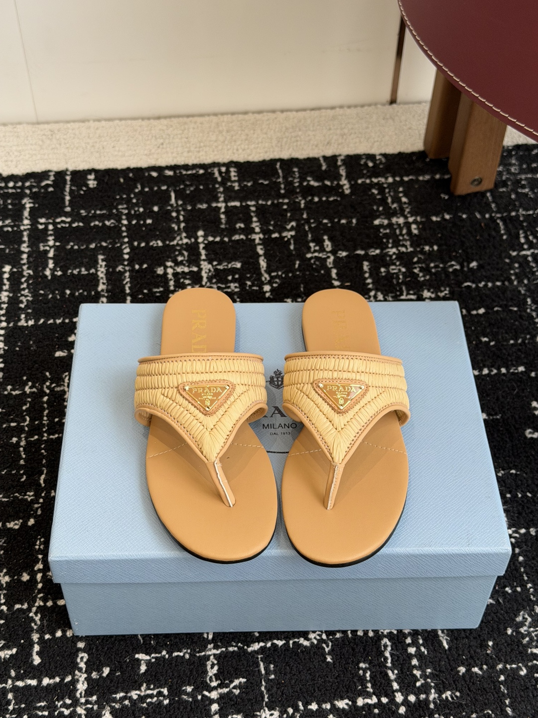 代购级Prada 26ss 新款春夏 普拉达编制夹脚拖鞋 现代风格的线条和原始的建筑体量定义了这些具有复