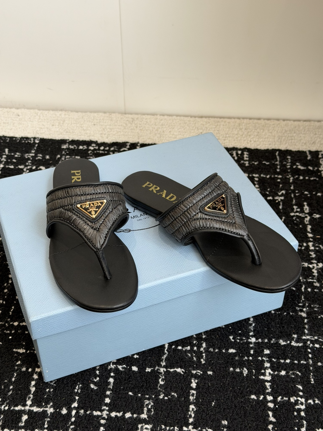 代购级Prada 26ss 新款春夏 普拉达编制夹脚拖鞋 现代风格的线条和原始的建筑体量定义了这些具有复