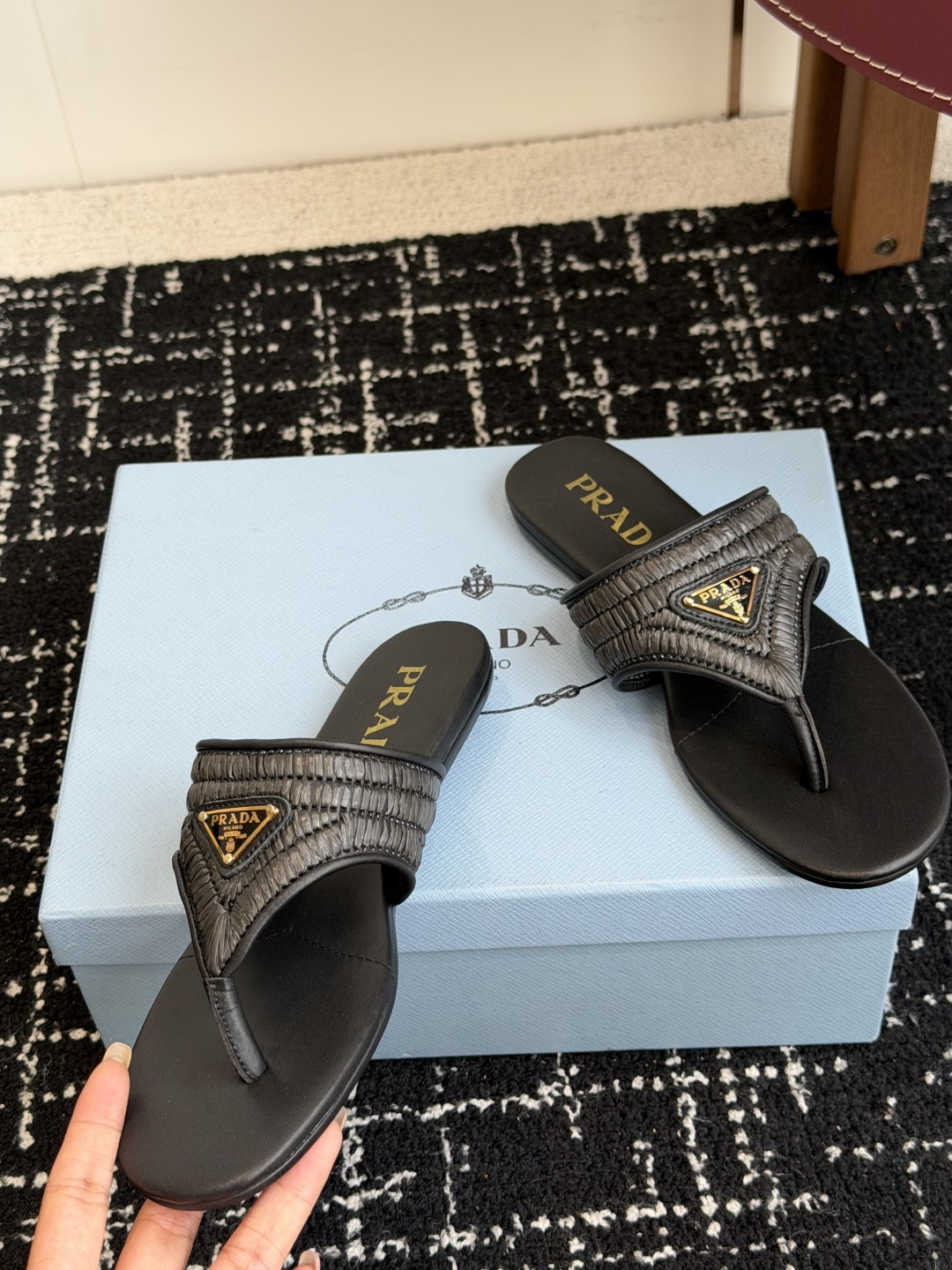 代购级Prada 26ss 新款春夏 普拉达编制夹脚拖鞋 现代风格的线条和原始的建筑体量定义了这些具有复