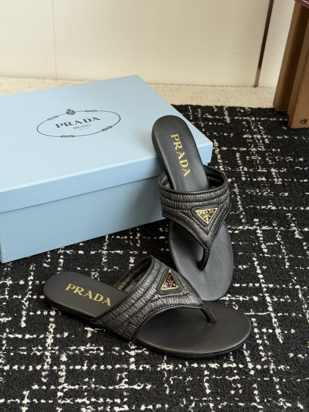 代购级Prada 26ss 新款春夏 普拉达编制夹脚拖鞋 现代风格的线条和原始的建筑体量定义了这些具有复