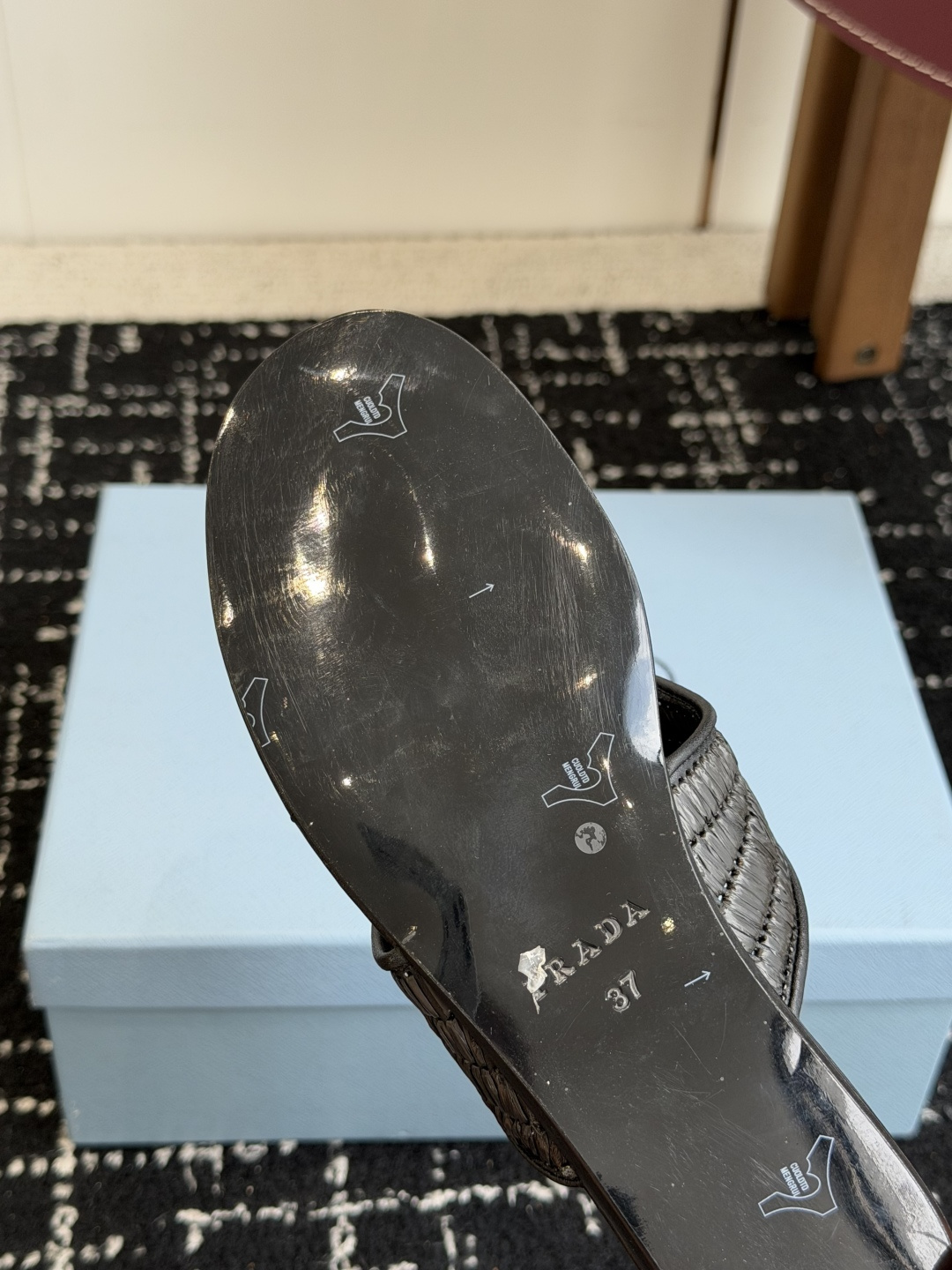 代购级Prada 26ss 新款春夏 普拉达编制夹脚拖鞋 现代风格的线条和原始的建筑体量定义了这些具有复