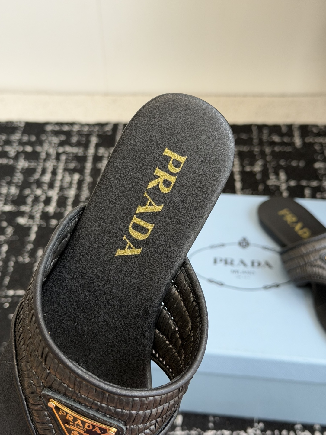 代购级Prada 26ss 新款春夏 普拉达编制夹脚拖鞋 现代风格的线条和原始的建筑体量定义了这些具有复