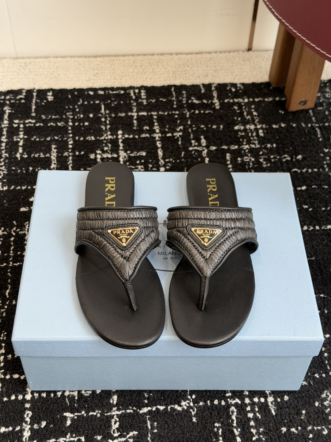 代购级Prada 26ss 新款春夏 普拉达编制夹脚拖鞋 现代风格的线条和原始的建筑体量定义了这些具有复