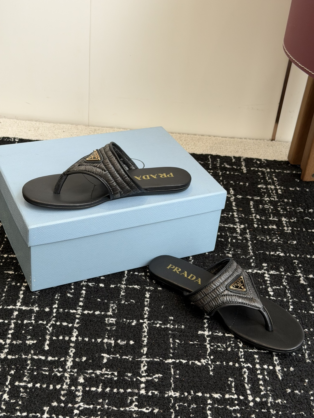 代购级Prada 26ss 新款春夏 普拉达编制夹脚拖鞋 现代风格的线条和原始的建筑体量定义了这些具有复