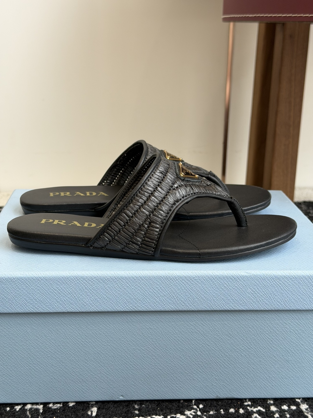 代购级Prada 26ss 新款春夏 普拉达编制夹脚拖鞋 现代风格的线条和原始的建筑体量定义了这些具有复