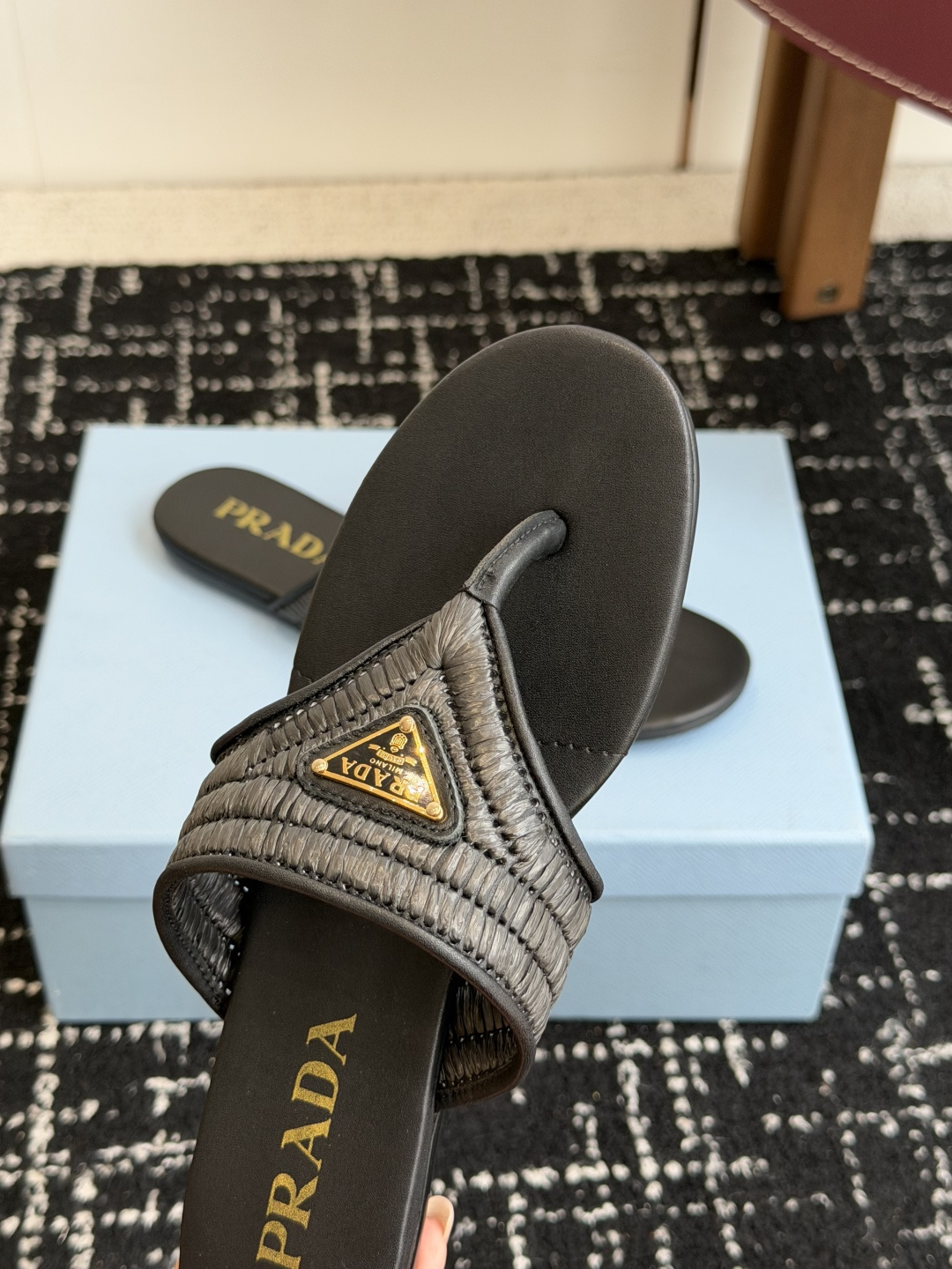 代购级Prada 26ss 新款春夏 普拉达编制夹脚拖鞋 现代风格的线条和原始的建筑体量定义了这些具有复