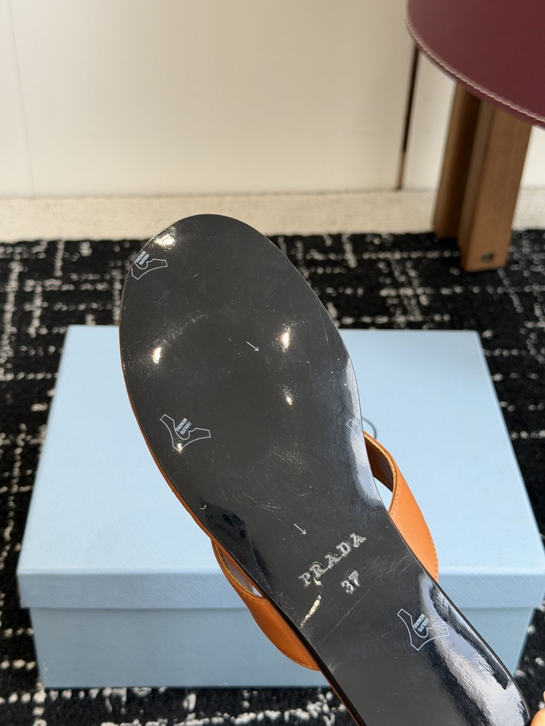代购级Prada 26ss 新款春夏 普拉达夹脚拖鞋 现代风格的线条和原始的建筑体量定义了这些具有复杂魅