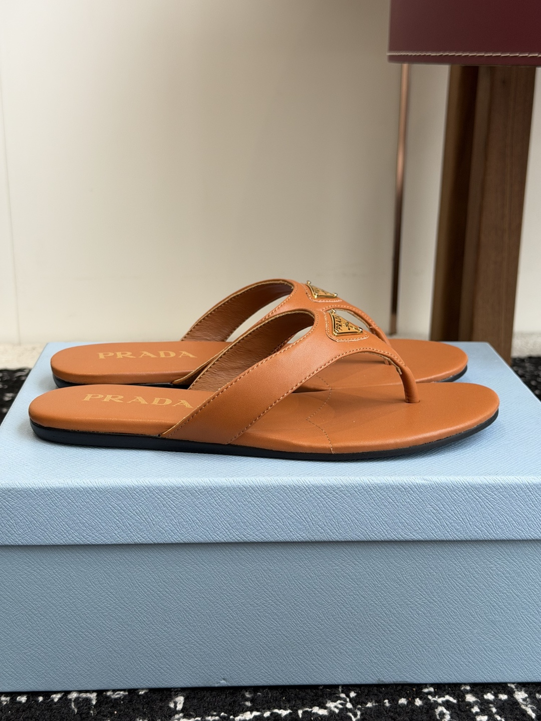 代购级Prada 26ss 新款春夏 普拉达夹脚拖鞋 现代风格的线条和原始的建筑体量定义了这些具有复杂魅