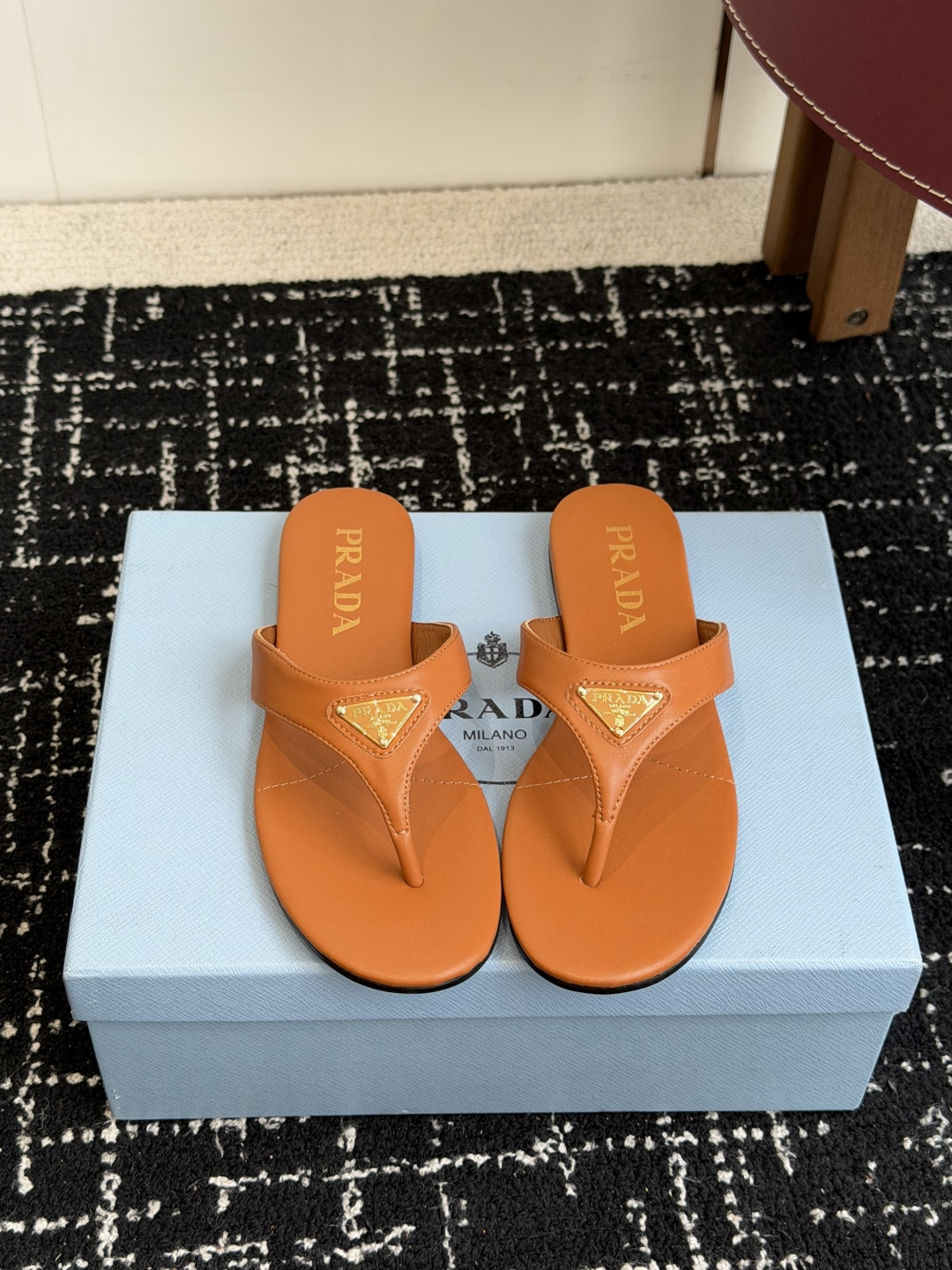 代购级Prada 26ss 新款春夏 普拉达夹脚拖鞋 现代风格的线条和原始的建筑体量定义了这些具有复杂魅