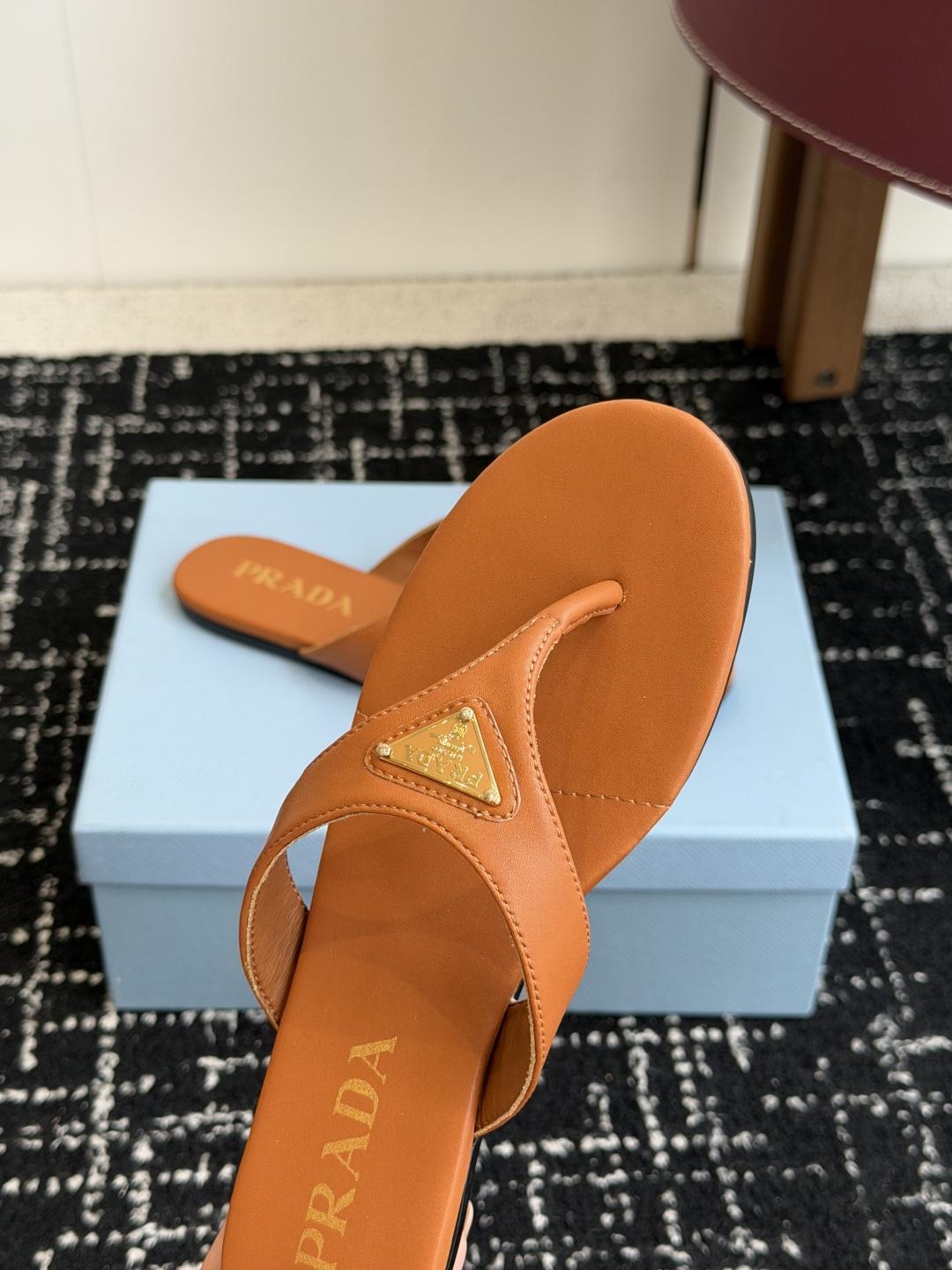 代购级Prada 26ss 新款春夏 普拉达夹脚拖鞋 现代风格的线条和原始的建筑体量定义了这些具有复杂魅